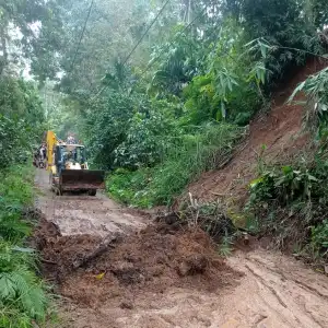 Alat Berat Dikerahkan Bersihkan Material Longsor di Bener Meriah