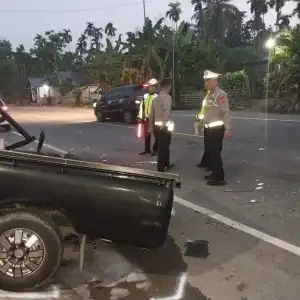 Diduga Mengantuk, Sopir Pikap Tewas Usai Tabrak Truk di Padang Tiji