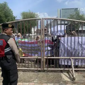 Sambangi DPRA, Emak-emak Demo Ancam Boikot Pemilu 2024