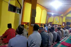 Suasana Salat Tarawih Malam Pertama di Kampung Tingkem Bener Meriah