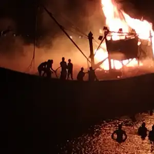 Satu Unit Kapal Nelayan di Krueng Mane Aceh Utara Terbakar