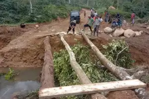 Akses Lumpuh Total, Warga Bangun Jembatan Darurat di Pintu Rime Gayo