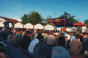 Masyarakat Tingkem dan Kute Tanyung Salat Id di Lapangan Masjid BaiturrahmanĘ