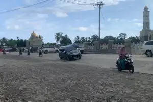Miris, Rigid Beton Masjid Agung Abdya Kini Jadi Akses Alternatif Warga Hindari Jalan Berlubang