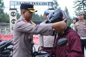 Utamakan Keselamatan, Polres Bener Meriah Berikan Helm Gratis Bagi Pengendara Motor