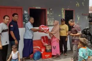 Dinsos Agara Serahkan Bantuan Masa Panik Untuk Korban Kebakaran Rumah