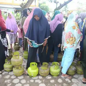 Masyarakat Darul Imarah Berebut Antrean Operasi Pasar Elpiji 3 Kg di Masjid Al-Faizin 