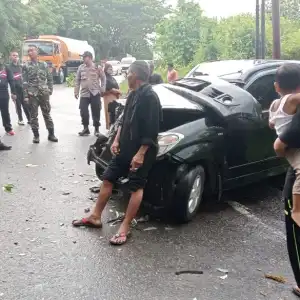 Avanza Ringsek Usai Tabrakan dengan Truk Kontainer di Seulawah