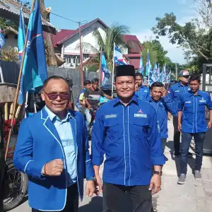 Naik Becak, Partai Demokrat Konvoi Daftar Bacaleg ke KIP Pidie