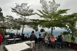 Menikmati Dinginnya Kabut Puncak Gunung Salak Aceh Utara