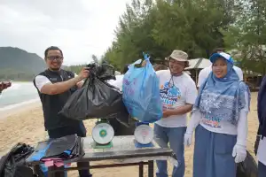 Lewat Coastal Clean Up, Pelindo Group Edukasi Warga Aceh Lewat Bersihkan Pantai