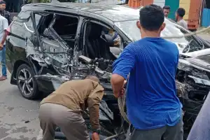 Xpander Milik Warga Medan Ringsek Usai Tabrak Dumtruk di Pidie