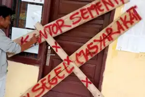 Warga Kampung Gemasih Bener Meriah Segel Kantor Kepala Desa