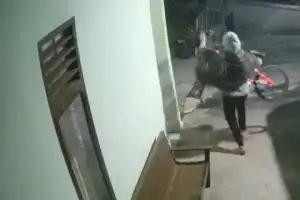Viral, Seorang Pria Terekam CCTV Saat Curi Sepeda Warga Takengon
