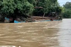 Jembatan Gantung di Aceh Barat Rusak Akibat Ditabrak Kapal Penyedot Emas