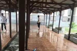 Pemuda di Aceh Singkil Lakukan Gerakan Bersih-Bersih Masjid