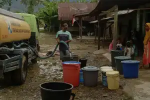 PDAM Agara Salurkan Air Minum Bersih untuk Warga Korban Banjir