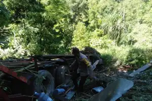 Truk Bermuatan Galon Mineral Terjun ke Jurang Sedalam 100 Meter di Bener Meriah