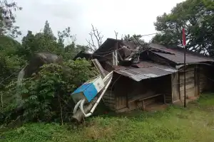 Satu Unit Rumah Warga Takengon Rusak Tertimpa Tiang Listrik