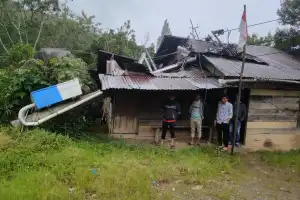 Ini Penyebab Tiang Listrik Roboh Timpa Rumah Warga di Takengon
