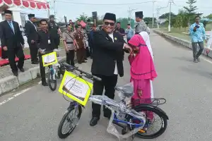 Guru Honorer dan Siswa Berprestasi di Pidie Terima Penghargaan Hardikda 2023
