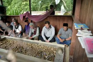 Haili Yoga Ajak Masyarakat Rawat Makam Tengku Bener Meriah