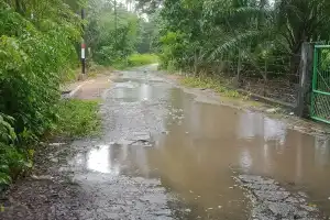 Kondisi Jalan Menuju SMKN 3 Abdya Memprihatinkan