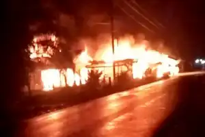 Diduga Korsleting Listrik, Dua Unit Rumah Hangus di Nagan Raya