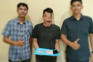 Kedapatan Main Judi Online, Dua Pemuda Pijay Terancam Hukuman 45 Kali Cambuk