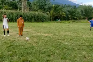 Pria Lansia Warnai Turnamen Sepak Bola Lawe Loning Aman Cup Agara