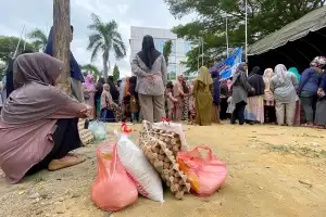 Antre Dua Jam, Warga Kecewa Gagal dapat Kupon Operasi Pasar Murah