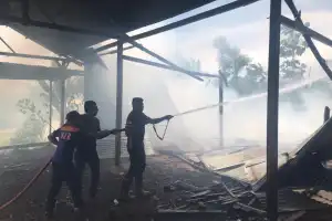 Bengkel Perabot Kayu di Glumpang Minyek Pidie Terbakar