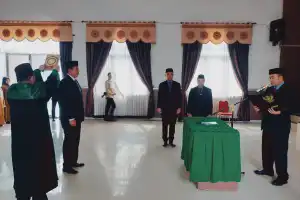 Pj Bupati Bener Meriah Lantik Jarkasih sebagai Komisioner KIP Periode 2019-2024