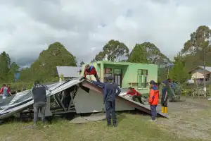 BPBD Bener Meriah Bersihkan Rumah Warga yang Rusak Diterjang Puting Beliung