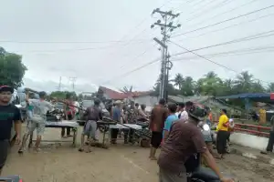 Lumpur Banjir tak Kunjung Dibersihkan, Warga Rikit Bur Agara Blokir Akses Jalan