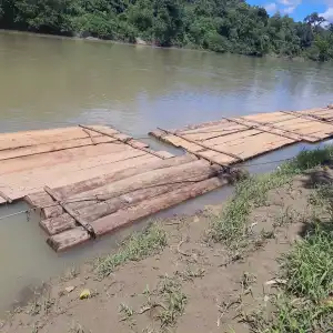 Rakit Kayu di Sungai Tamiang