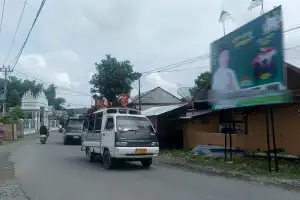 Para Pelajar Pidie Masih Terlihat Menumpang di Atap Angkutan Umum