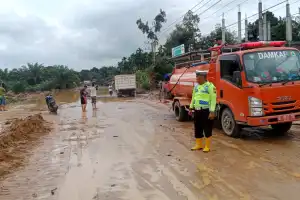 Akses Jalan Nasional di Trumon Tengah Sudah Bisa Dilalui Kendaraan