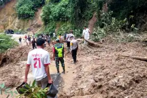 Pengendara Diminta Waspadai Kawasan Rawan Longsor di Jalan Lokop-Peunaron