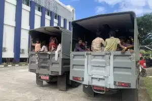 Ditolak Warga Ladong, 135 Pengungsi Rohingya Dibawa ke Balai Meuseuraya Aceh