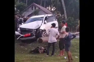 Diduga Mengantuk, Camat Woyla Barat Tabrak Tiang Listrik