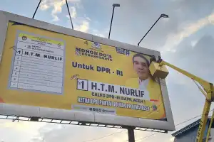 Panwaslih Tertibkan Puluhan APK Caleg di Aceh Barat