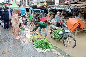 Pedagang Keude Lhoksukon Terpaksa Jualan di Pinggir Jalan Akibat Banjir