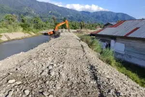 BPBD Agara Turunkan Alat Berat Perbaiki Tanggul Jebol