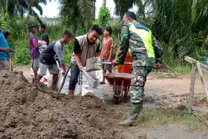 TNI Bangun Tebing Tanggul Jebol di Pesisir Aceh Tamiang