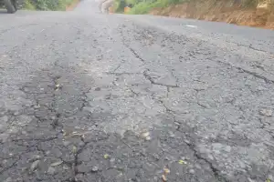 Pembangunan Jalan Uning Mas-Bintang Berangun Diduga Asal Jadi, Baru Tiga Bulan Sudah Rusak