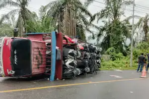 Truk Bermuatan Sepeda Motor Terbalik di Aceh Tamiang