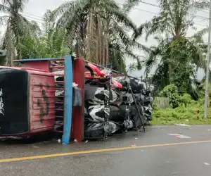 Truk Bermuatan Sepeda Motor Terbalik di Aceh Tamiang