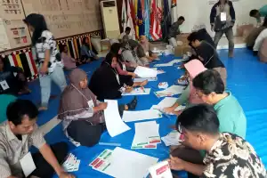 KIP Aceh Singkil Rekrut Ratusan Warga untuk Lipat Surat Suara Pemilu 2024