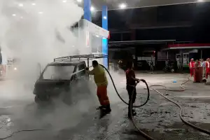 Mobil Pick Up Hangus Terbakar di SPBU Beureunuen